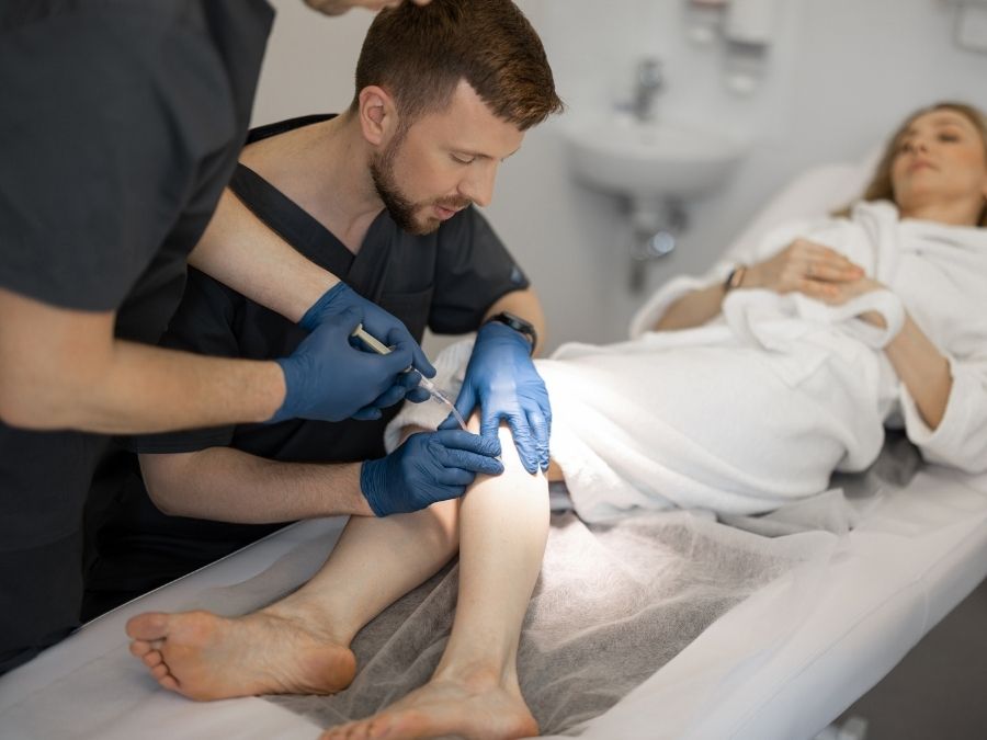 Trattamento minimamente invasivo per le vene varicose con laser o scleroterapia.