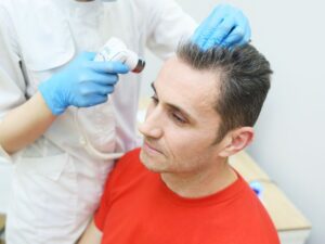 Medico tricologo durante una visita specialistica con analisi del cuoio capelluto.