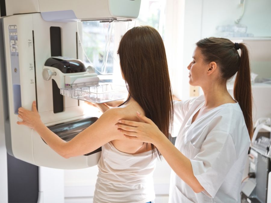 Donna che esegue una mammografia per la diagnosi precoce del tumore al seno.
