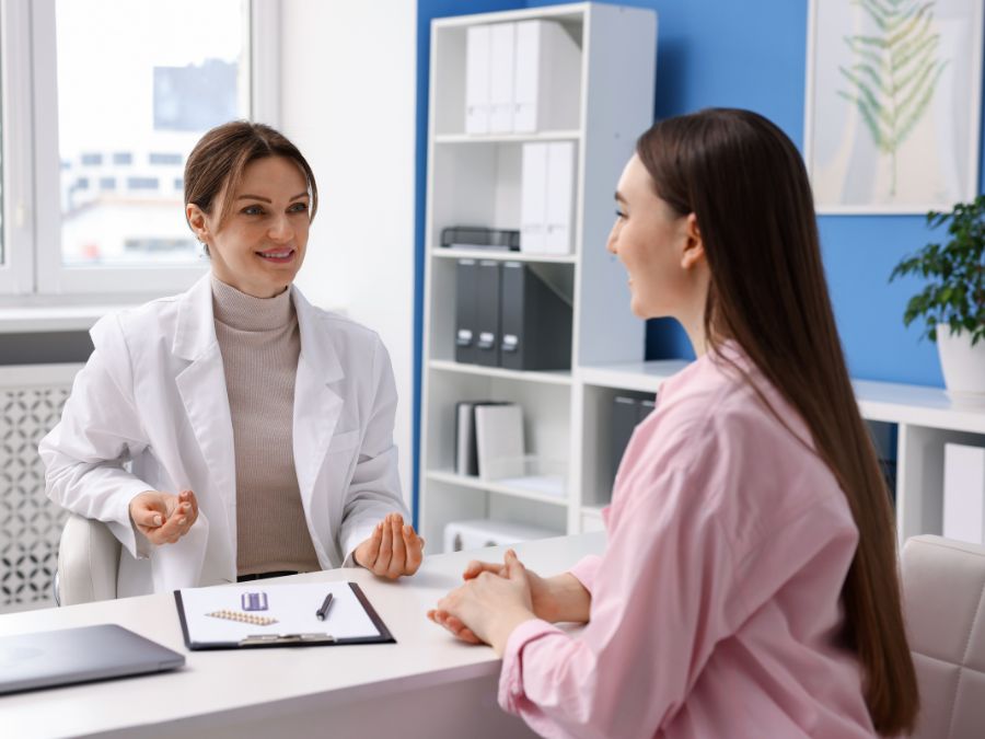 Donna che discute con il medico l'importanza della prevenzione ginecologica.