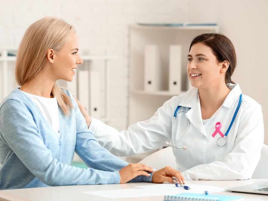 Donna durante una consulenza medica per la prevenzione del tumore al seno.